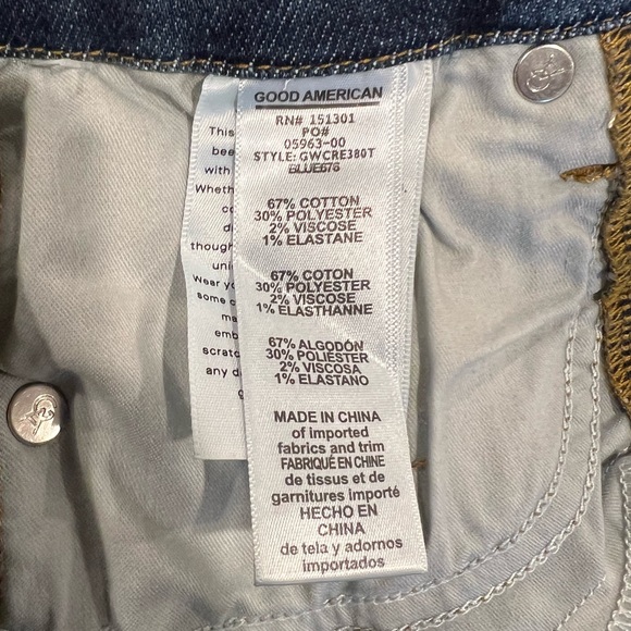 Good American Good Waist Cropped Raw Edge Skinny Jeans in Blue676 (00) - Picture 11 of 13